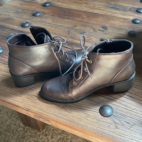 Ankle boots by easy street size 8 1/2 medium - Picture 9 of 9